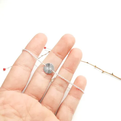 Bracelet fin médaille soleil 10 mm en argent 925 recyclé minimaliste avec chaine ajustable