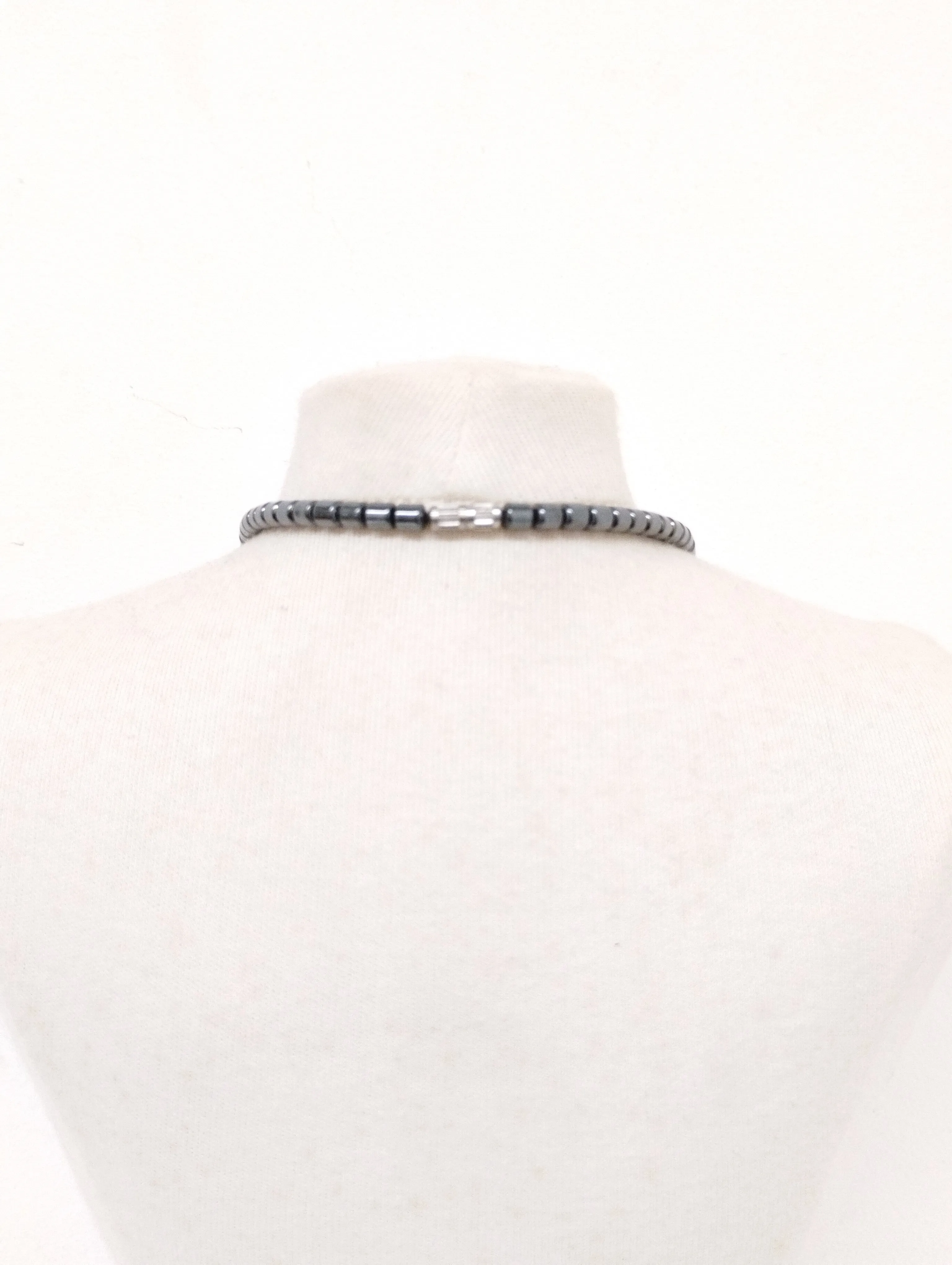 Collier 46cm perles hématite naturelle avec pendentif , fermoir vis 