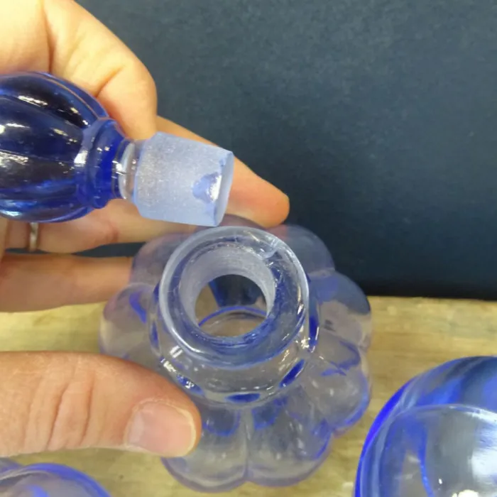 Garniture de toilette à flacons en verre bleu et porte-savon - Le palais des bricoles