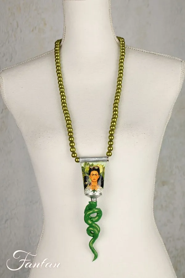 Niki Boden Sautoir perles et tube de peinture Frida Kahlo vert clair a