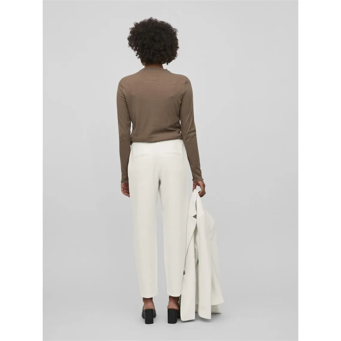 Light grey tailored trousers | 3 Suisses.