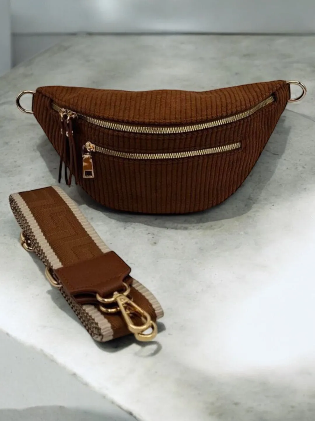 Sac banane velours ctelé 2 poches marron chocolat sangle fantaisie