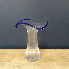 Vase en verre soufflé avec liseré bleu - Le palais des bricoles