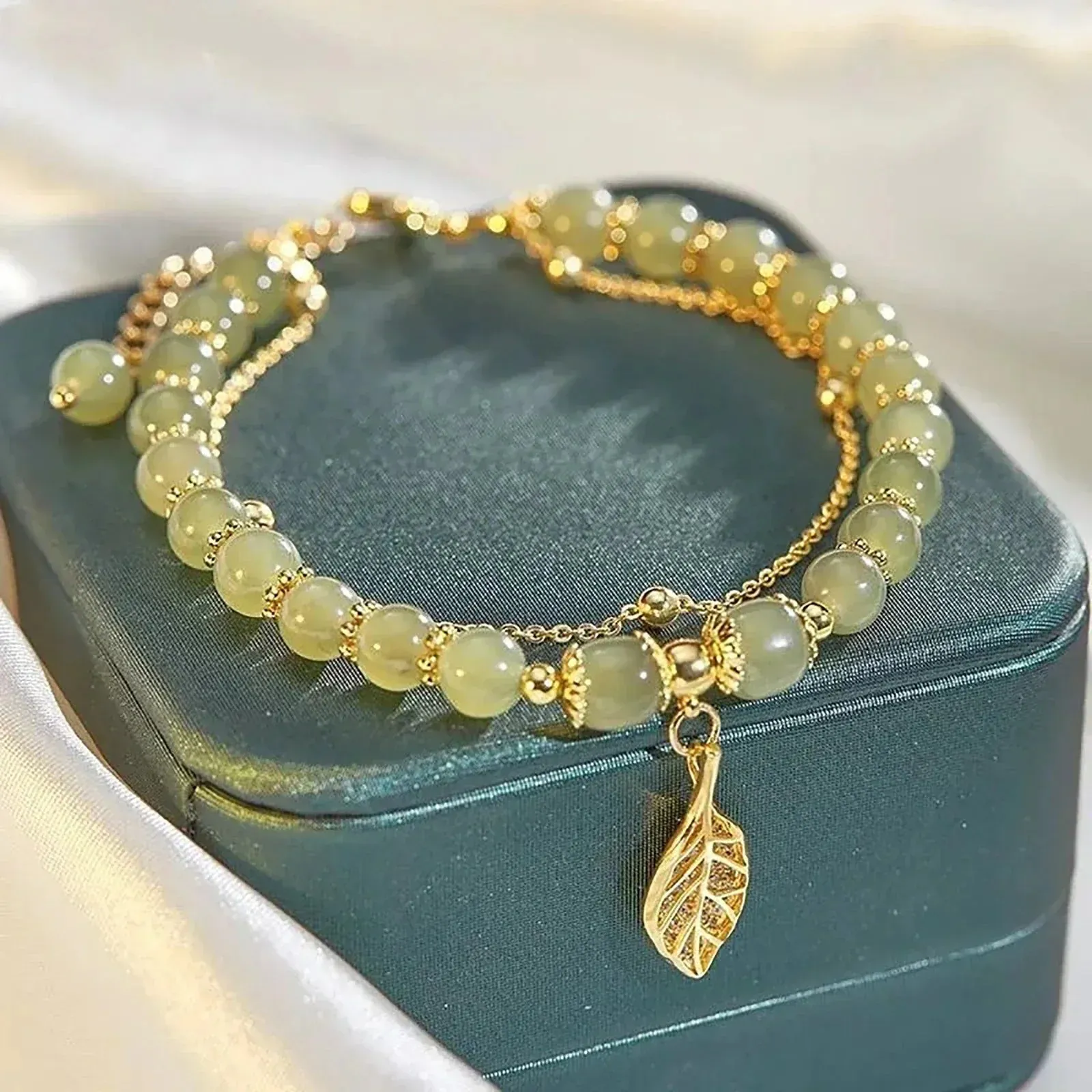 Ziva - Bracelet Feuille de Jade avec Charme Unique